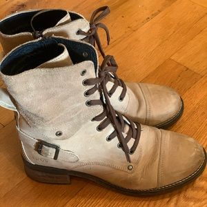 Tan Taos Boots